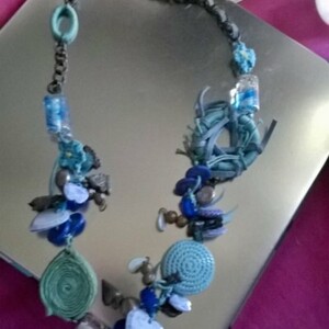 collier bleu