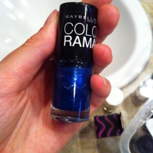 vernis bleu brillant