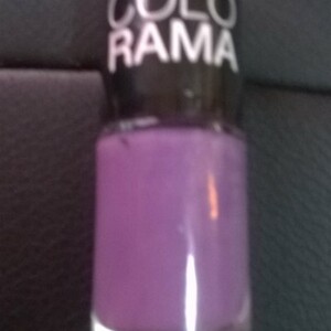 Vernis à ongle violet COLORAMA.