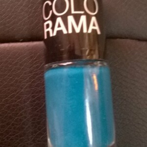 Vernis à ongle bleu COLORAMA.