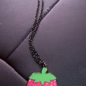 Collier fraise.