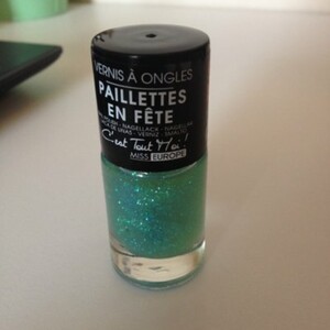 Vernis bleu pailleté