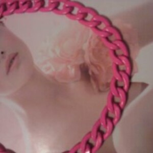 collier chaine rose fluo