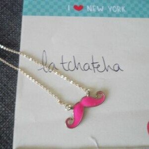 Collier moustache rose