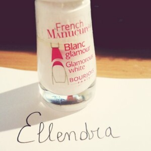 Vernis blanc pour manucure