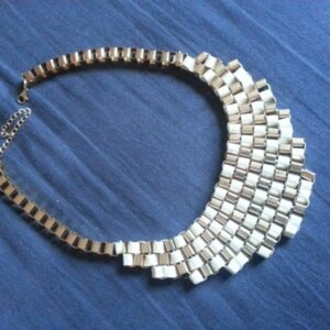 collier plastron or et blanc