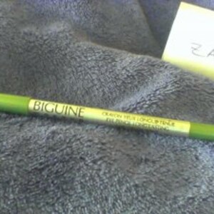 crayon yeux longue tenue vert