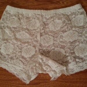 Shorty en dentelle taille 44