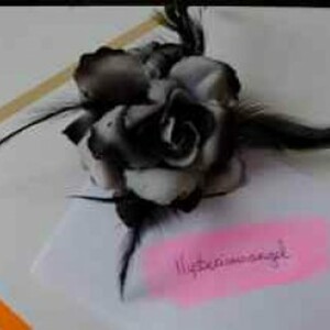 Broche rose noire