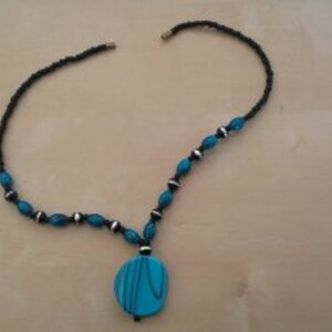 Collier bleu