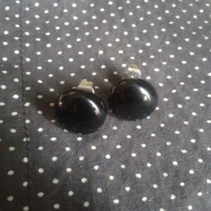boutons d'oreilles noirs