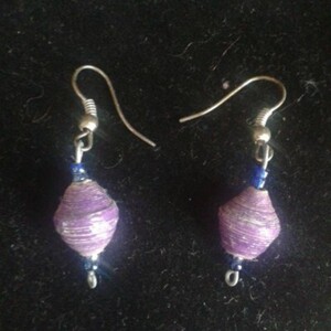 boucles d'oreilles violettes