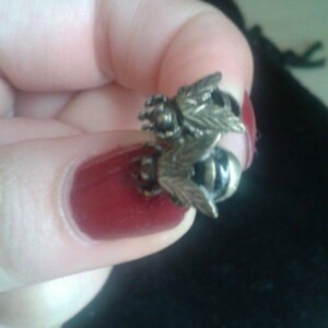 boutons d'oreilles abeilles