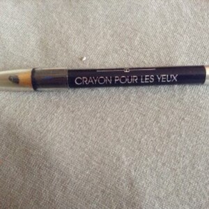 Crayon pour les yeux bleu neuf