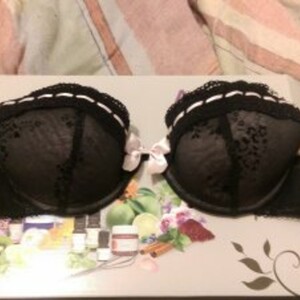 Soutien gorge noir dentelle et rose palle