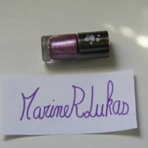 Vernis violet pailleté