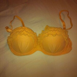 Soutien gorge jaune foncé