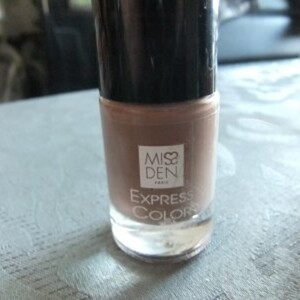 vernis taupe