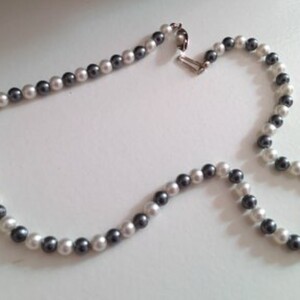 collier perles grises et blanches