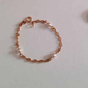 bracelet doré à perles blanches