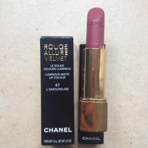 Rouge Allure Velvet   L'Amoureuse   CHANEL