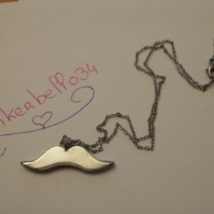 collier moustache