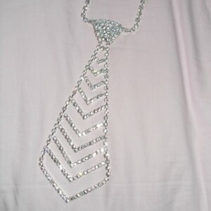 Collier strass en forme de cravate