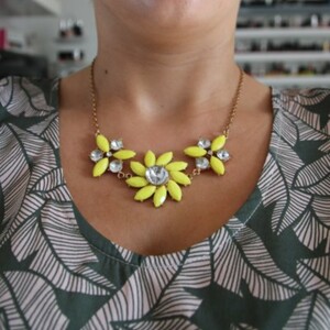 Collier fleurs jaunes