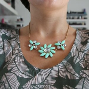 Collier fleurs bleu/vert