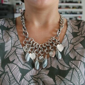 Collier argenté et bleu/gris