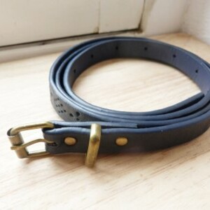 Ceinture simili cuir bleue marine perforations fle
