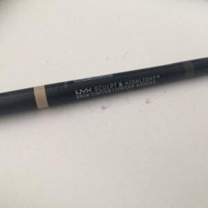 Sculpt & highlight brow contour