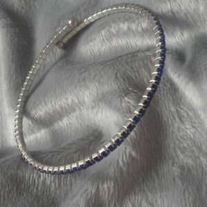 Bracelet fin à petits diamants bleus