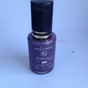 vernis à ongle violet