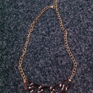 collier doré/noir