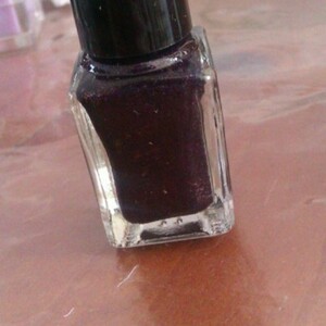 Vernis violet nuit et reflets or.