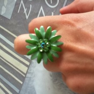 Bague fleur verte avec des strass verte