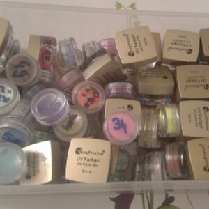 produits nail art, pots paillettes et  gels uv