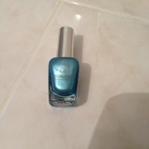 Vernis bleu nacré couleur 305