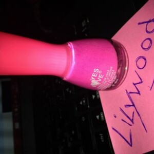 vernis rose fluo