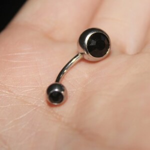 Piercing nombril noir et argent