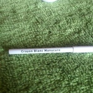 Crayon blanc manucure