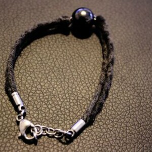 Bracelet perle noire valeur 20€