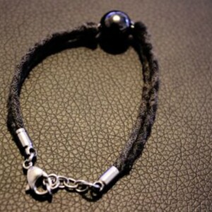 Bracelet perle noire valeur 20€