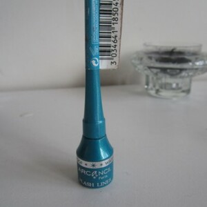 eye liner turquoise