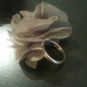 Bague fleur en tissu