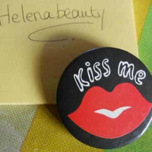 badge kiss me