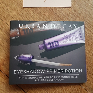 Eyeshadow primer potion