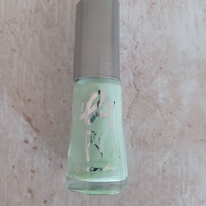 Vernis vert mint"Agnès b" Amande