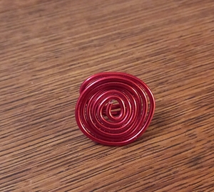 Bague spirale rouge.